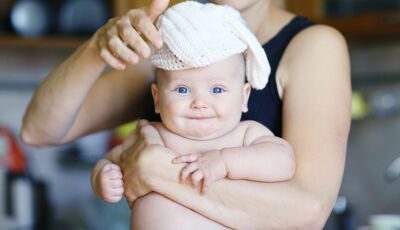 Baby in den Armen der Mutter